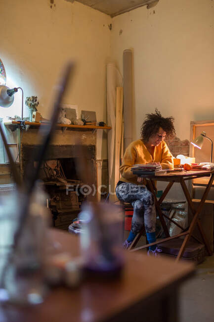Mulher usando tablet computador na mesa — Fotografia de Stock