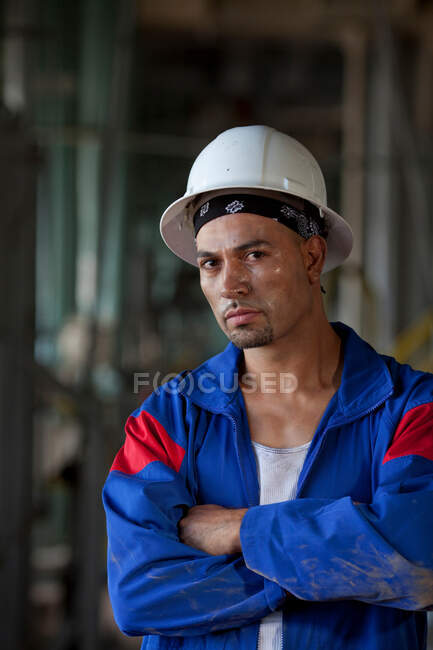 Trabalhador industrial em pé na fábrica — Fotografia de Stock