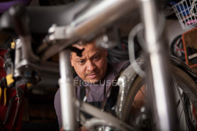 Mecânico de trabalho na loja de bicicletas — Fotografia de Stock