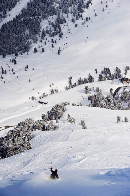 Erhöhte Sicht auf Skifahrer beim Abfahren — Stockfoto