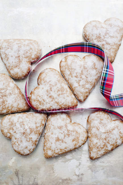Пряничное печенье в форме сердца с лентой — стоковое фото