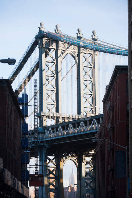 East River Bridge e edifícios da cidade — Fotografia de Stock