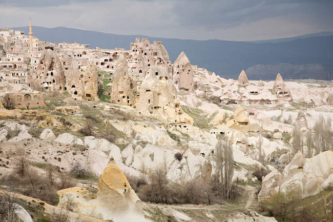 Alte Höhlenhäuser in Kappadokien unter bewölktem Himmel — Stockfoto