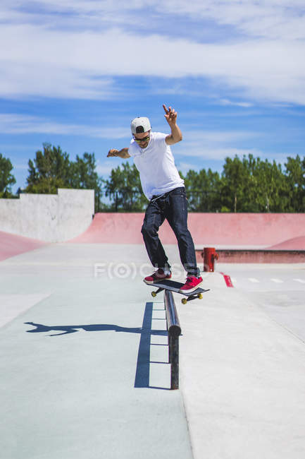 Skateboarder balancing on bench, Montreal, Quebec, Canadá - foto de stock