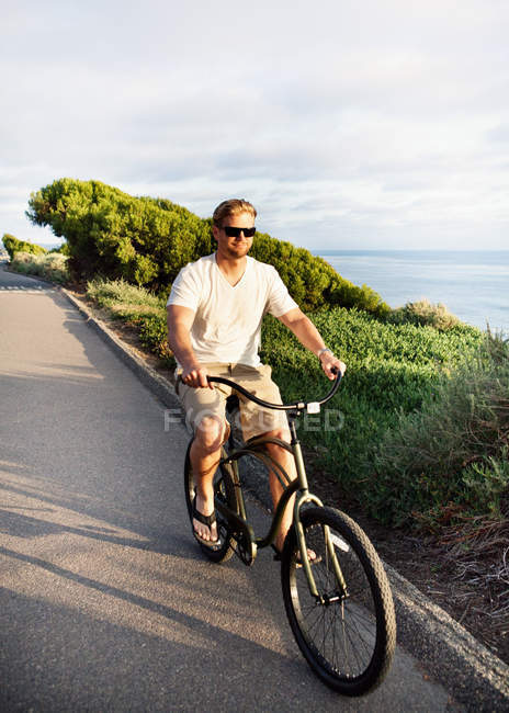 Homem de bicicleta no caminho — Fotografia de Stock