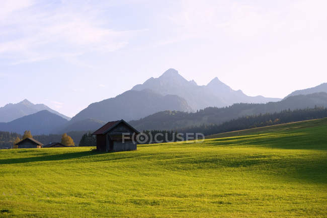 Prado e montanhas karwendel — Fotografia de Stock