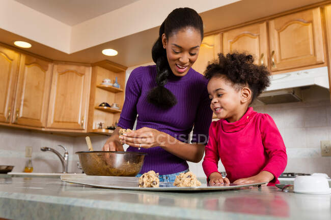 Мать и дочь пекут печенье на кухне — стоковое фото
