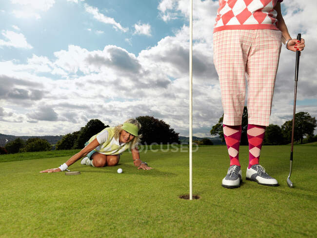 Señoras maduras jugando al golf - foto de stock