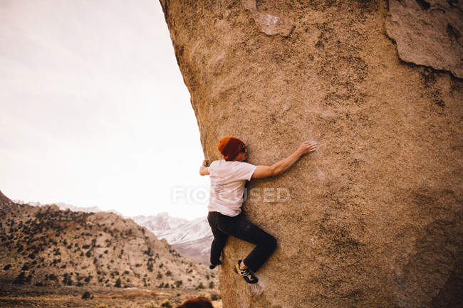 Hombre escalada en roca, Buttermilk Boulders, Bishop, California, Estados Unidos - foto de stock