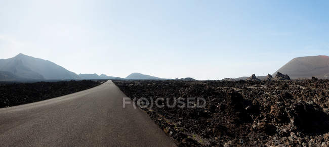 Route à travers le paysage de Montanas del Fuego — Photo de stock