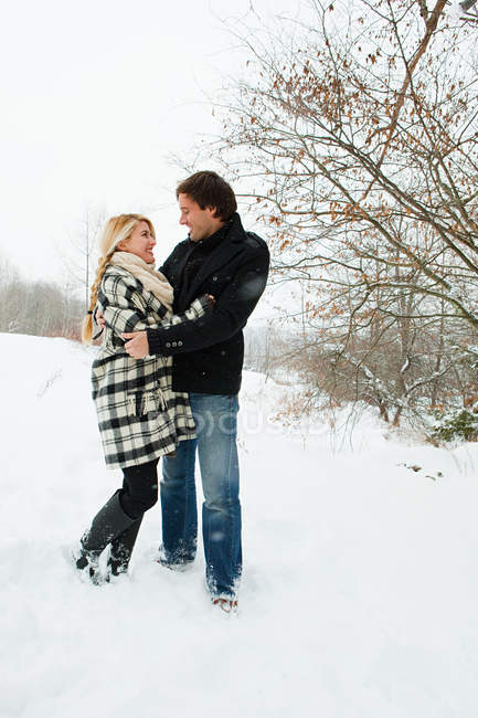 Casal adulto médio na neve — Fotografia de Stock