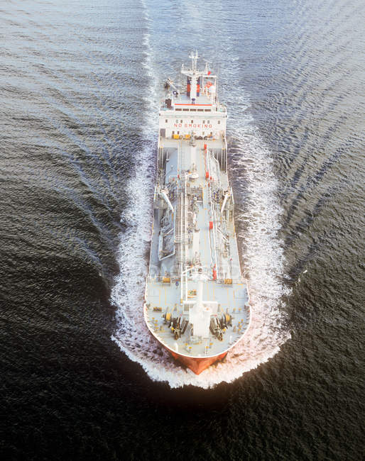 Vista aérea del petrolero en el mar - foto de stock