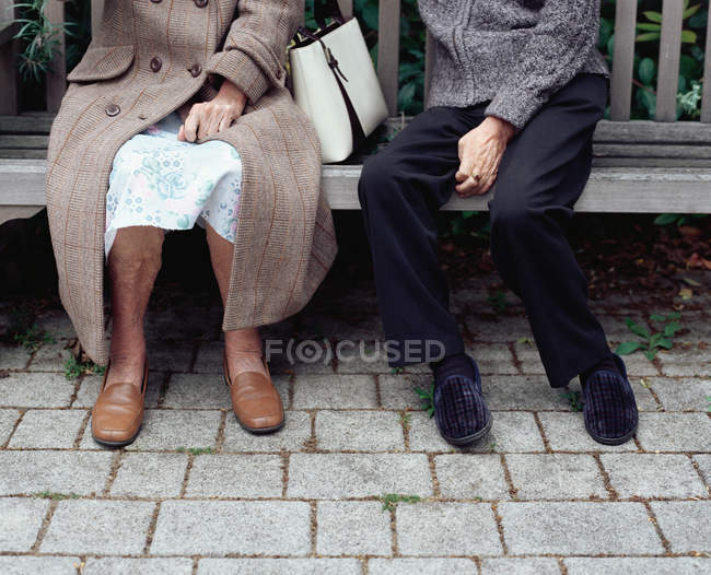 Couple sénior sur banc à l'extérieur — Photo de stock