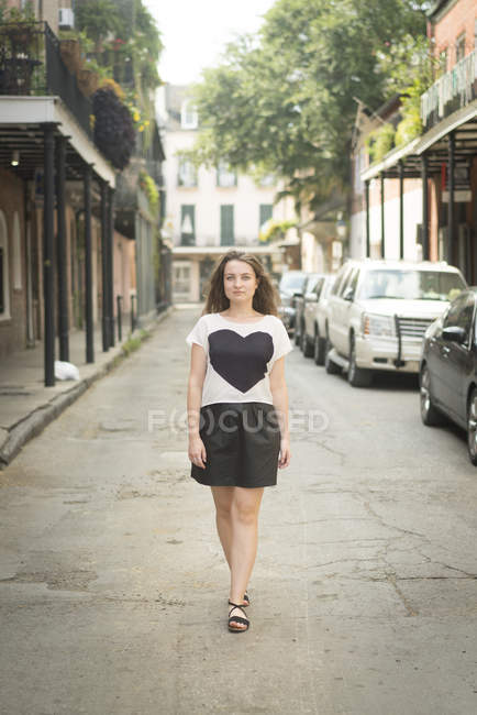 Woman walking on street, French Quarter, New Orleans, Louisiana, Estados Unidos da América — Fotografia de Stock