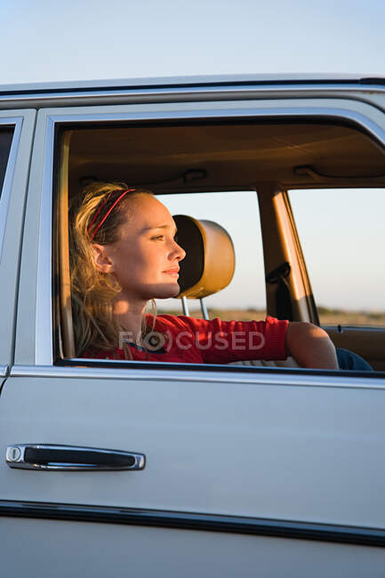 Una mujer en un coche - foto de stock