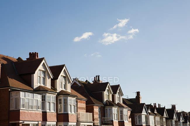 Улица домов в уменьшающейся перспективе под голубым небом — стоковое фото
