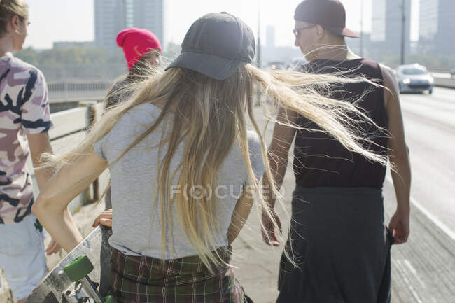 Skateboarders walking on street, Budapest, Ungheria — Foto stock