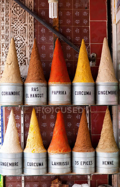 Pile di spezie nel mercato di Marrakech — Foto stock