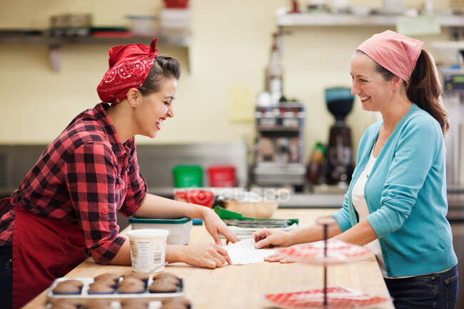Mujeres trabajando juntas en cocina comercial - foto de stock