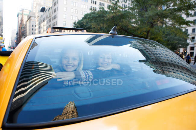 Niño y niña en taxi - foto de stock