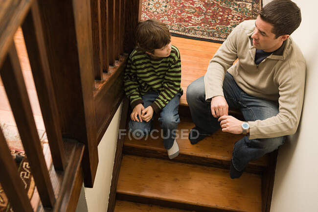 Ein Vater gibt seinem Sohn Ratschläge — Stockfoto