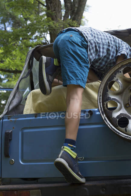 Junge klettert in Geländewagen — Stockfoto