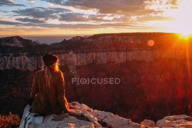Woman sitting on edge of Grand Canyon, Arizona, USA — Stock Photo