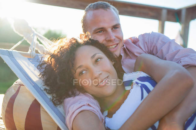 Молода пара лежить разом на гамаку, крупним планом — стокове фото