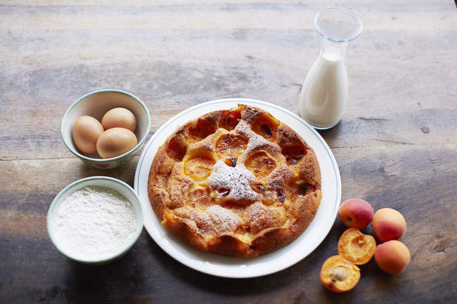 Стіл зі свіжим персиковим десертом та інгредієнтами — стокове фото