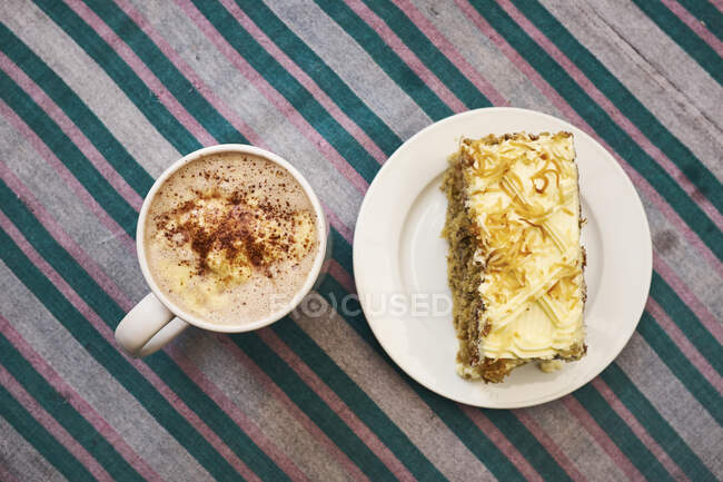 Overhead view of coffee and cake slice,  Antigua, Guatemala — Stock Photo