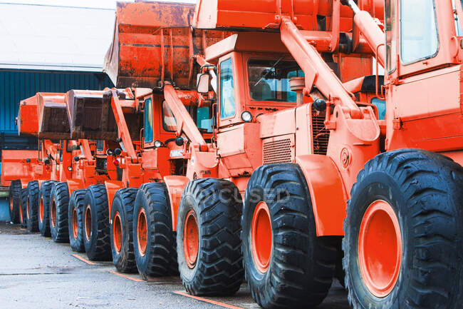 Rangée de camions garés dozer taureau rouge — Photo de stock