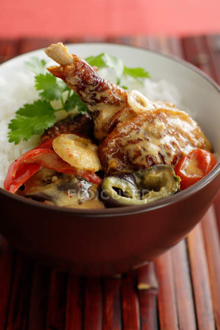 Bowl of red curry with duck — Stock Photo