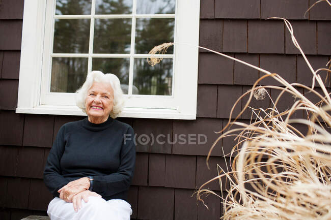 Portrait of senior woman outside house — Stock Photo
