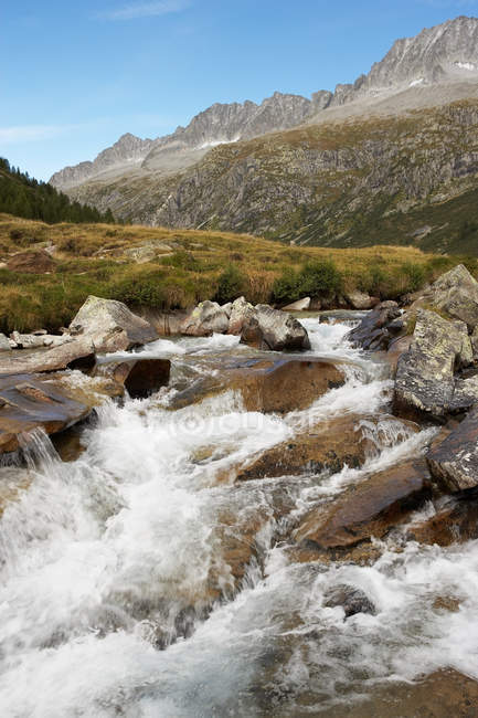 Paysage de montagnes avec rivière — Photo de stock