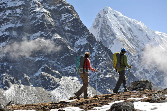 Trekkers hiking along a ridge, Gokyo, Nepal — Stock Photo