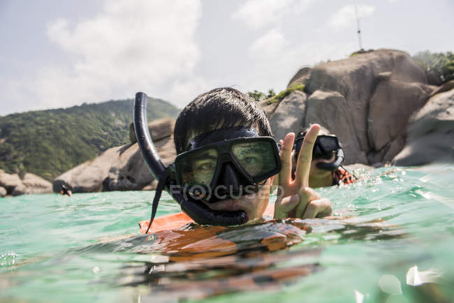 Snorkel de hombres y mujeres jóvenes, Isla de Nangyuan, Tailandia - foto de stock