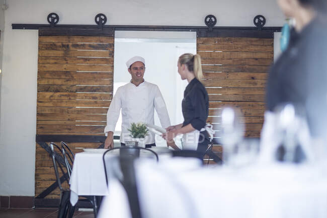Cape Town, South Africa, chef and waiter in restaurant — Stock Photo