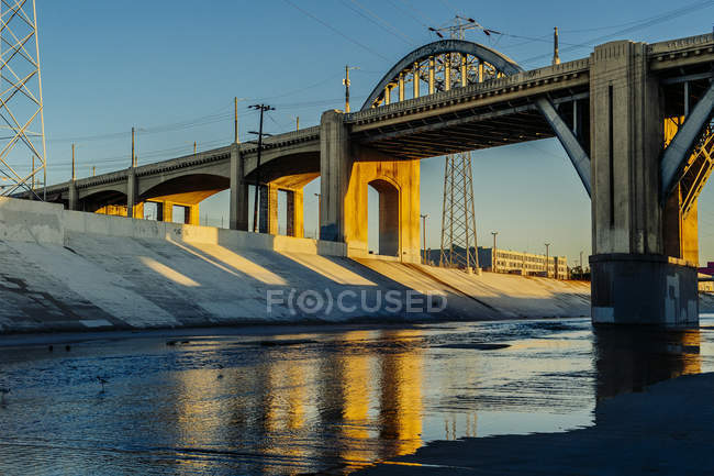 Sunlight on Los Angeles river embankment and 6th street bridge, California, USA — Stock Photo