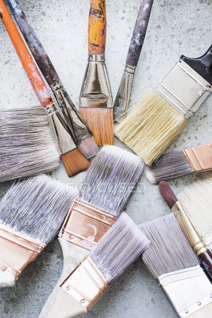 Closeup shot of still life of paintbrushes on rustic surface — Stock Photo