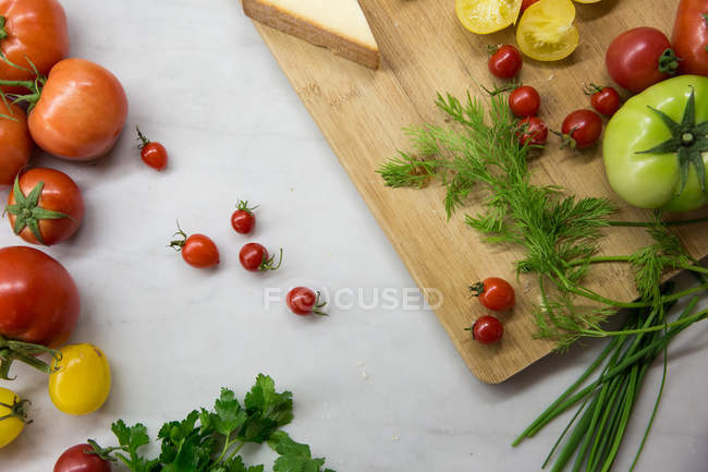 Vista aérea de tomates rojos y verdes en la mesa - foto de stock