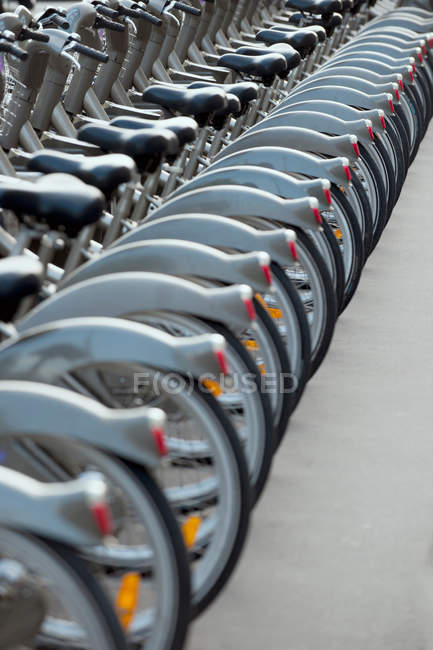 Reihenweise abgestellte Fahrräder — Stockfoto