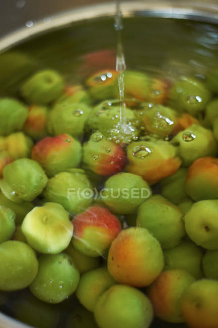 Manzanas frescas bajo el agua - foto de stock