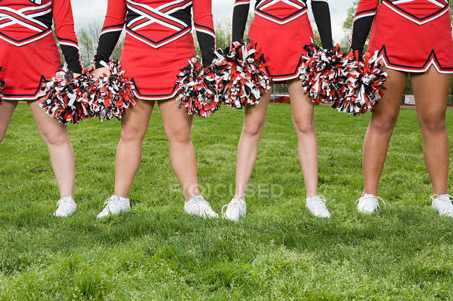 Cheerleader mit Bommelmützen — Stockfoto