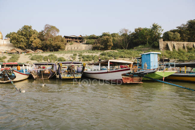 Barcos de pesca amarrados en la orilla del río Irrawaddy, Bagan, Birmania - foto de stock