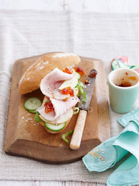 Сэндвич на деревянной доске — стоковое фото