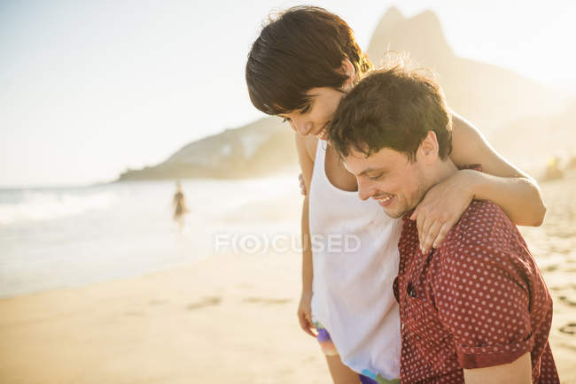 Casal jovem desfrutando do pôr do sol, Ipanema Beach, Rio, Brasil — Fotografia de Stock
