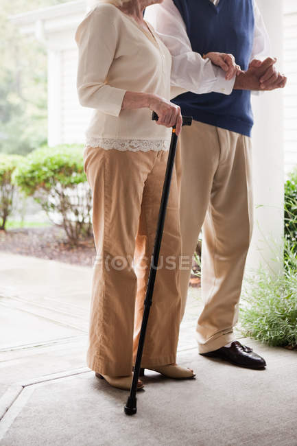 Image recadrée du couple aîné debout avec bâton de marche — Photo de stock