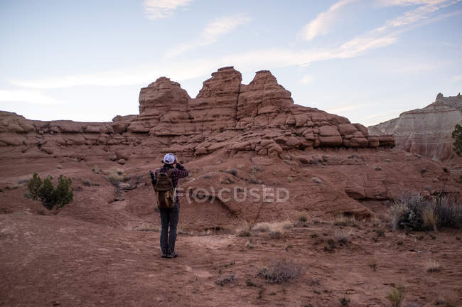 Vista posteriore dell'uomo guardando le montagne di arenaria, Kodachrome bacino parco statale, Utah, Stati Uniti d'America — Foto stock