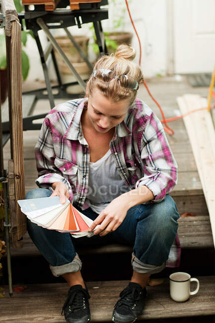 Woman looking at color swatch — Stock Photo