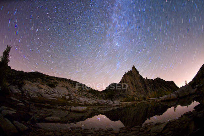 Prusik peak gnome tarn and stars in sky — Stock Photo